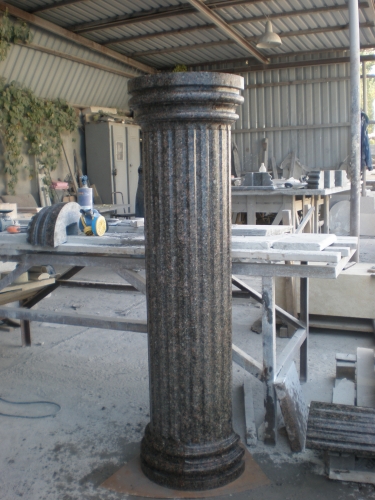 granit. kolonna iz granita.